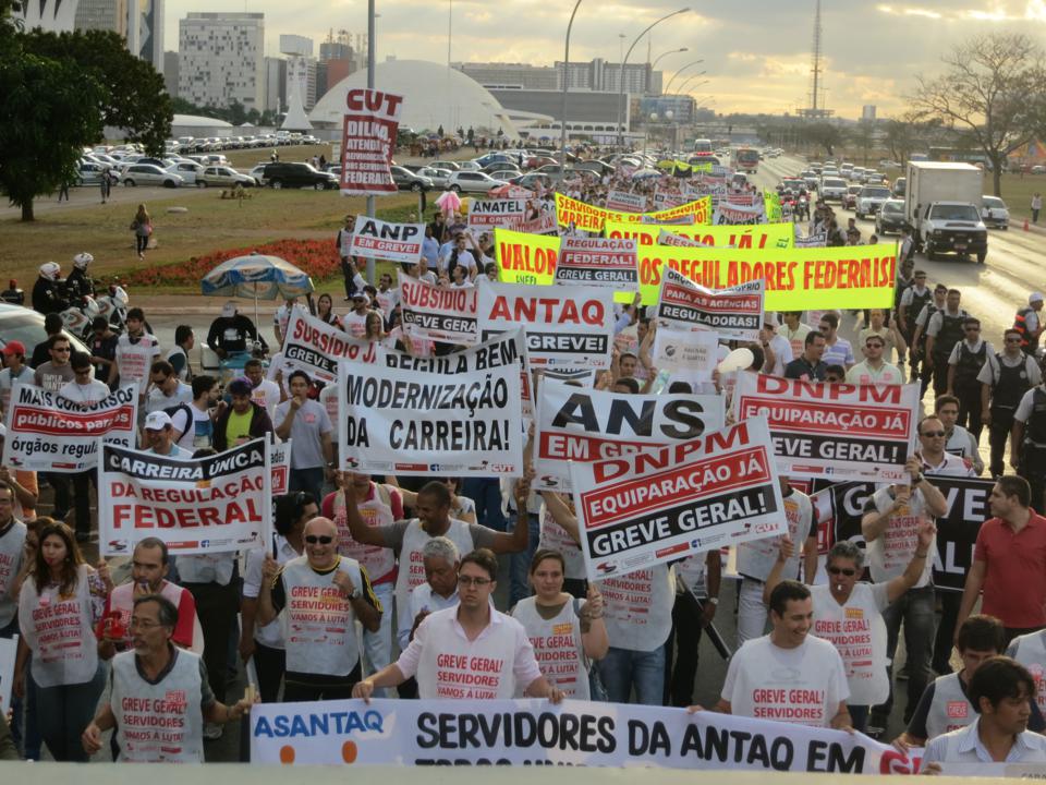 Marcha Da Regula O Re Ne Cerca De Mil Servidores Na Esplanada Dos